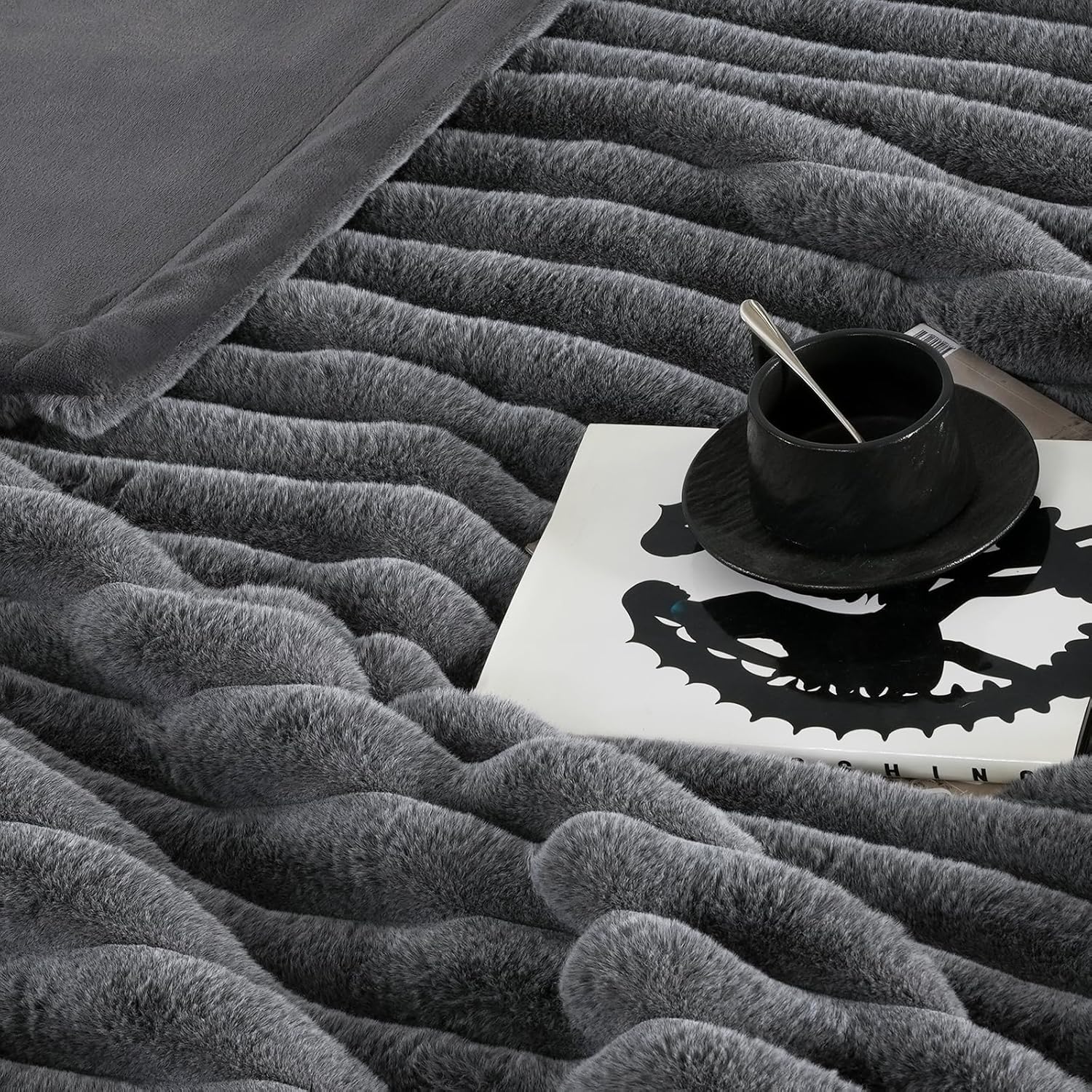 Amélie Home Faux Fur Throw Blanket for Couch, Ultra Cozy Fuzzy Fluffy Fur Luxurious Soft Striped