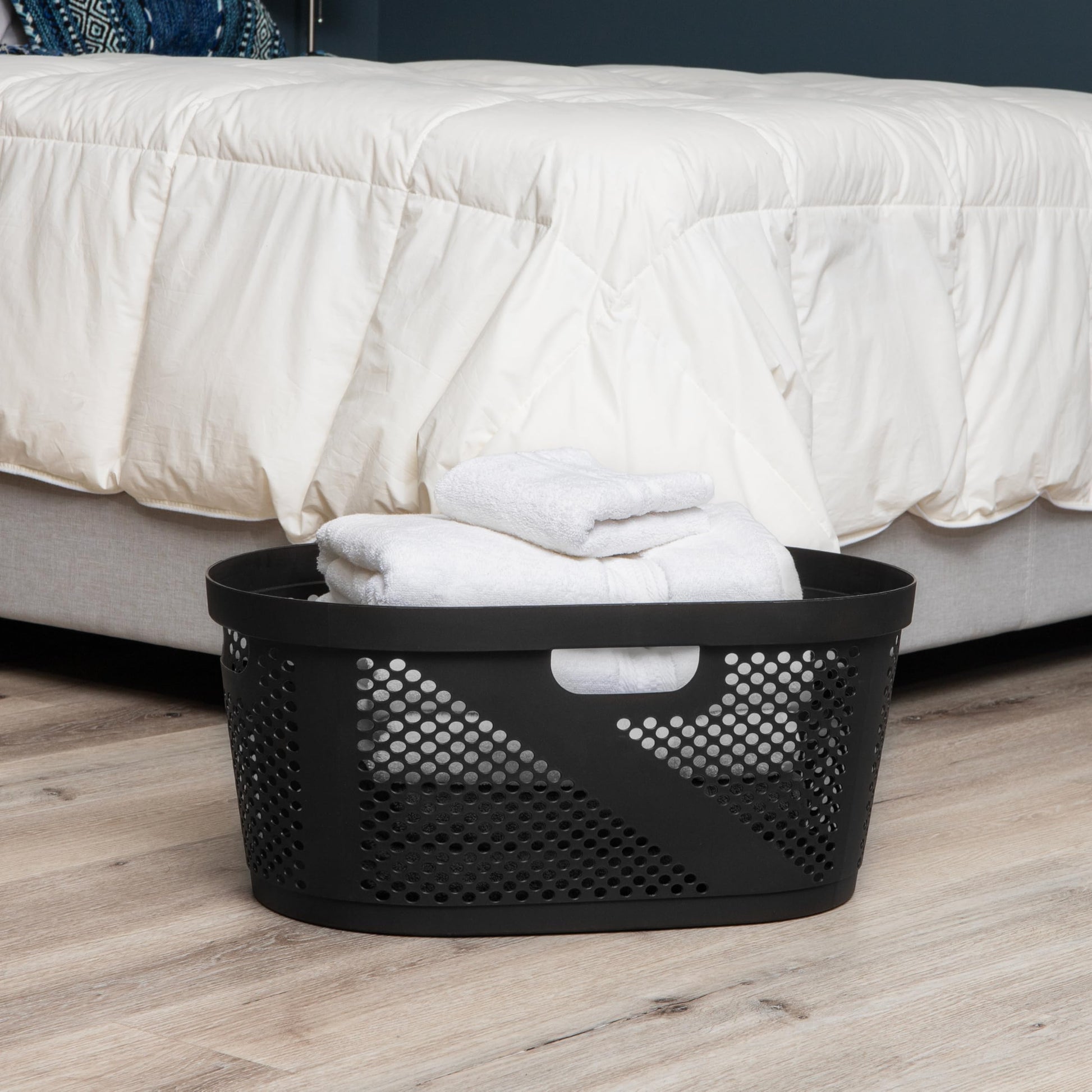 Mind Reader 40L Ventilated Laundry Baskets, Lightweight Clothes Hamper with Cutout Handles for