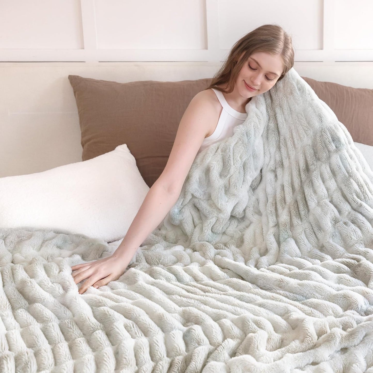 Faux Fur Blanket, Twin Size Oversized Throw Blanket for Couch, Fluffy Blanket with Stretch Ruched