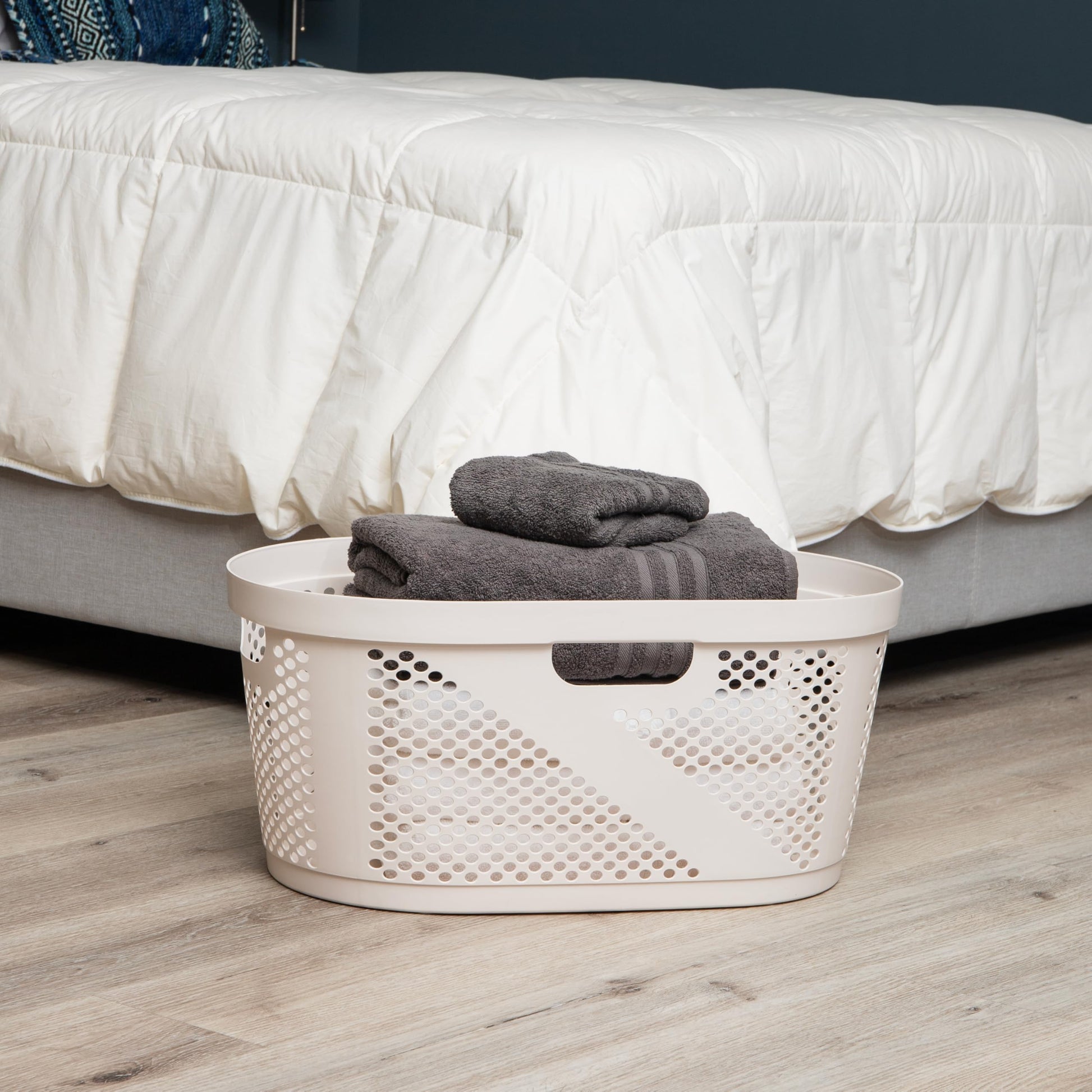 Mind Reader 40L Ventilated Laundry Baskets, Lightweight Clothes Hamper with Cutout Handles for