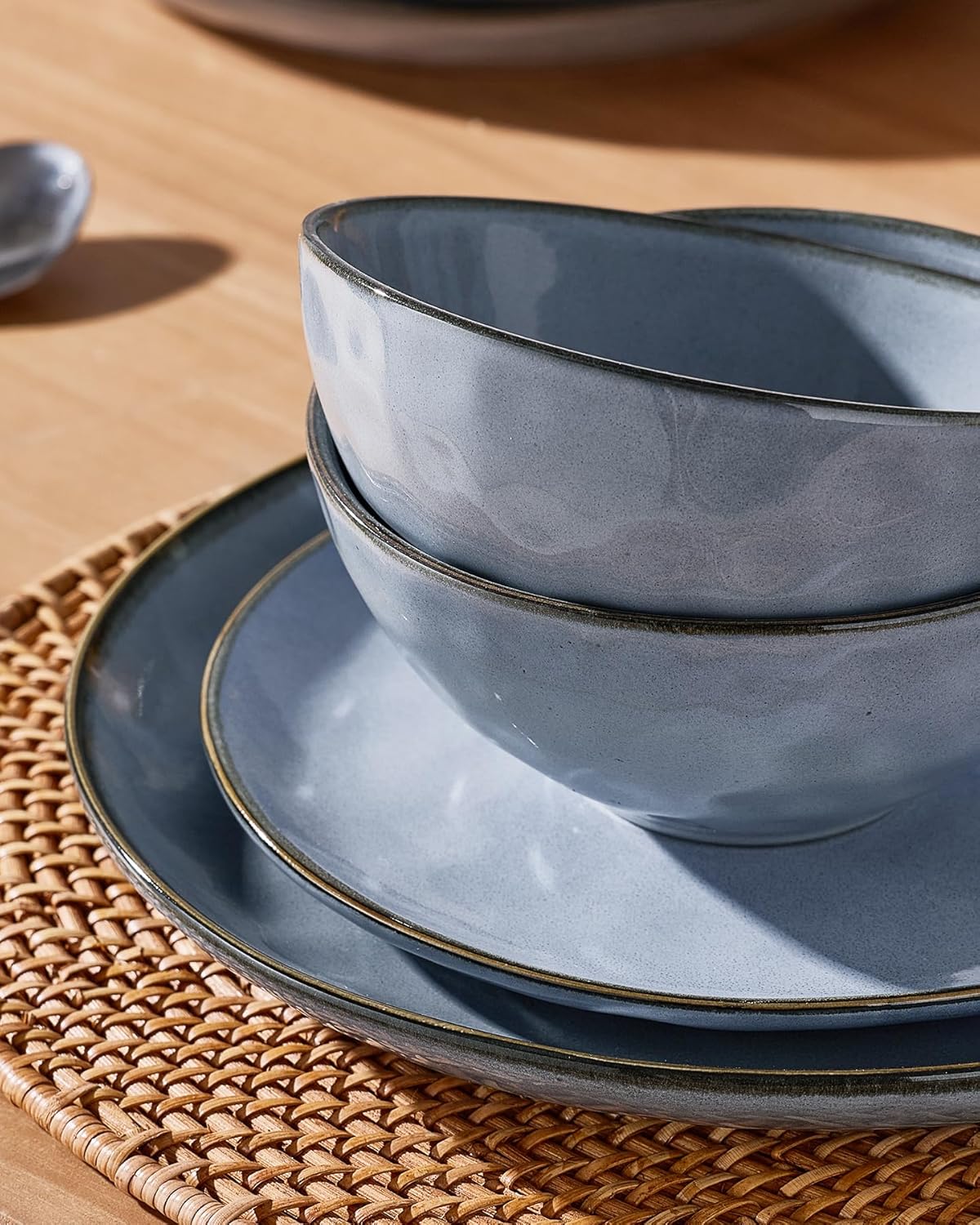 Famiware Dinnerware Sets for 4, Ocean Round 12-Piece Kitchen Plates and Bowls Sets, Reactive Glaze