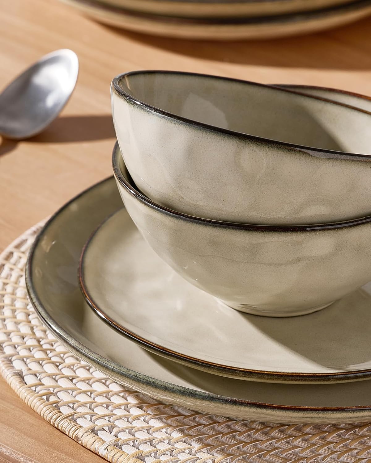 Famiware Dinnerware Sets for 4, Ocean Round 12-Piece Kitchen Plates and Bowls Sets, Microwave and