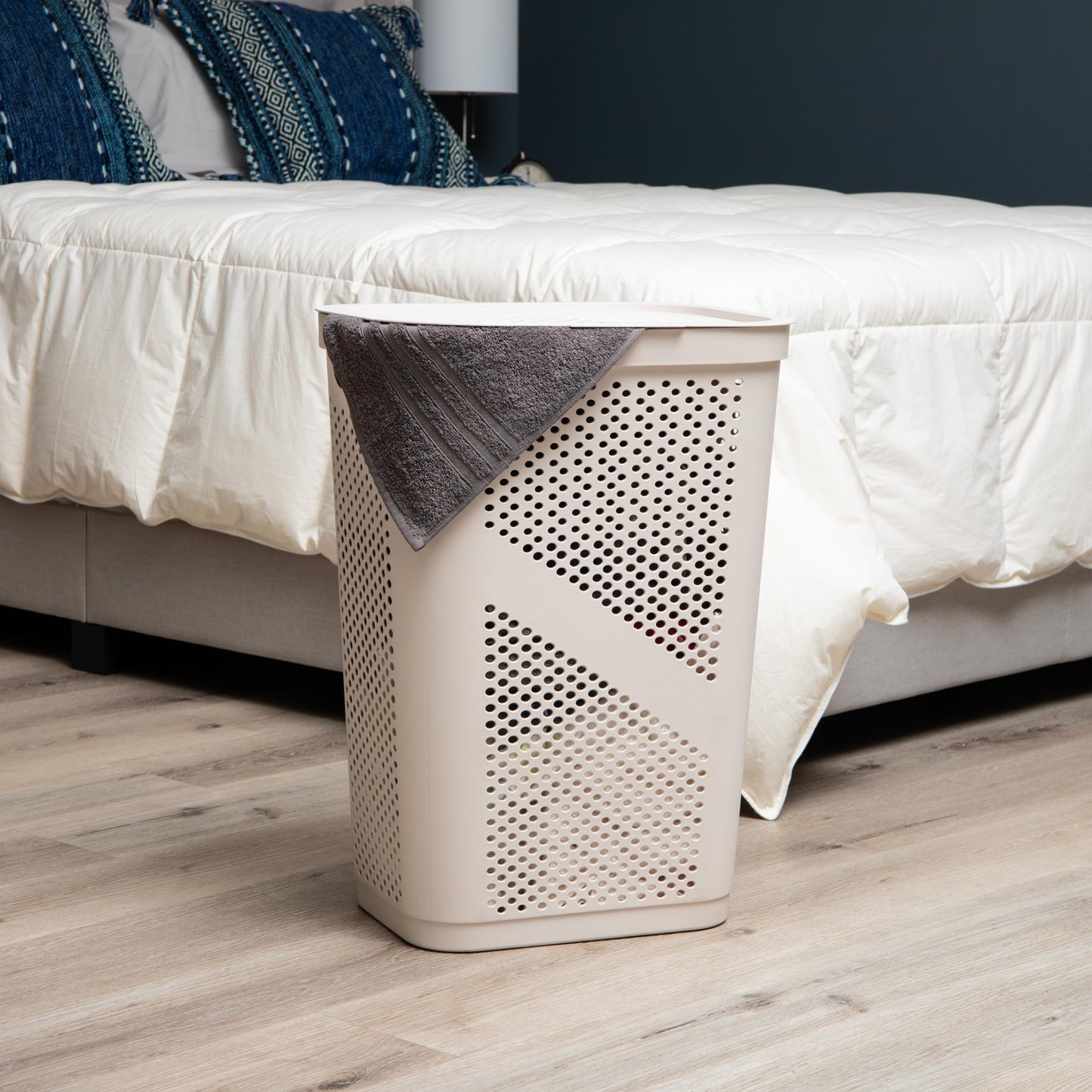 Mind Reader Slim Laundry Hamper with Lid, 60L Clothes Basket, Ventilated Plastic, Ivory