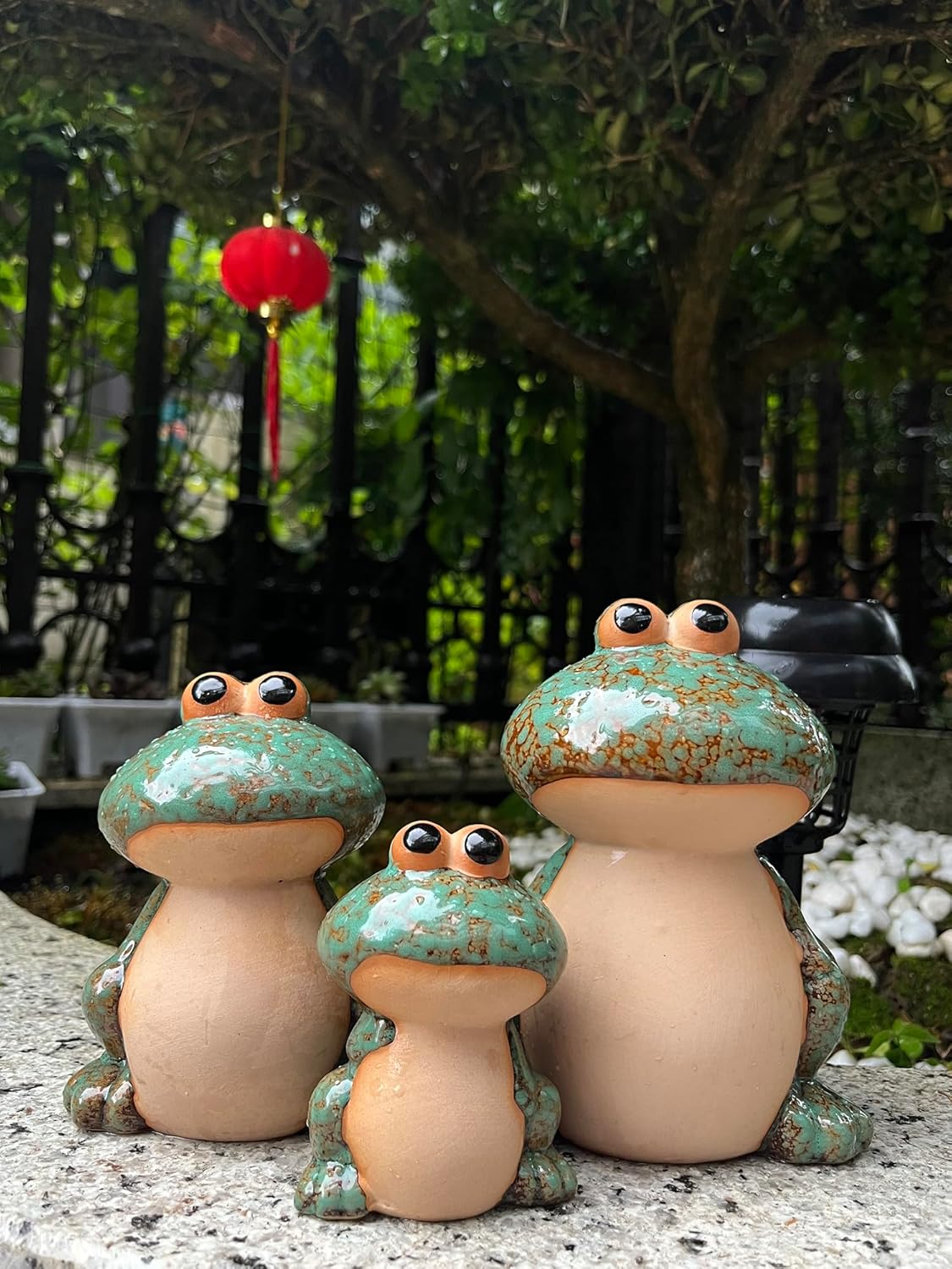 Frog Garden Decor Set of 3,Funny Cute Ceramic Frog Garden Statues Yard Decoration Outdoor Holiday