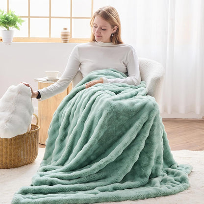 NEWCOSPLAY Faux Fur King Blanket Sage Green Bubble Blanket Thick Warm Soft for Couch Sofa Bed