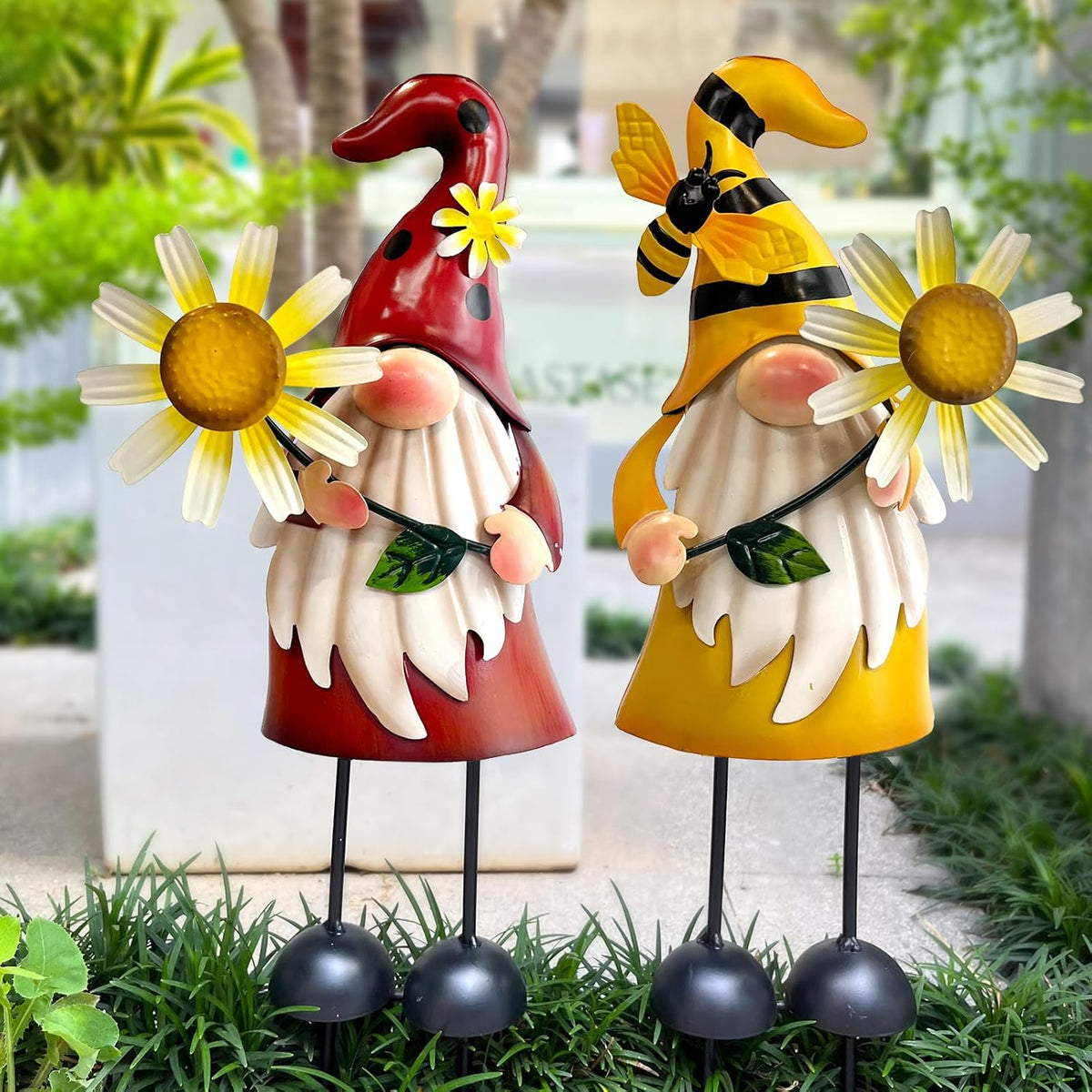 HONGLAND Gnome Metal Yard Art - Metal Gnome Statue -Gnome Outdoor Decorations - Bee and Ladybug