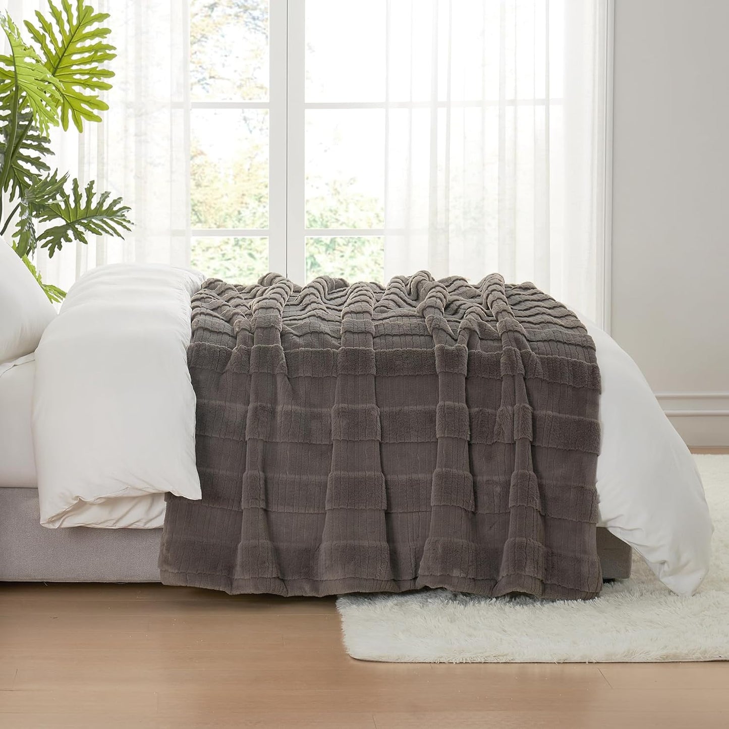 Amélie Home Luxury Striped Faux Fur Throw Blanket for Couch, Embossed Split Fur Cozy Fuzzy Fluffy