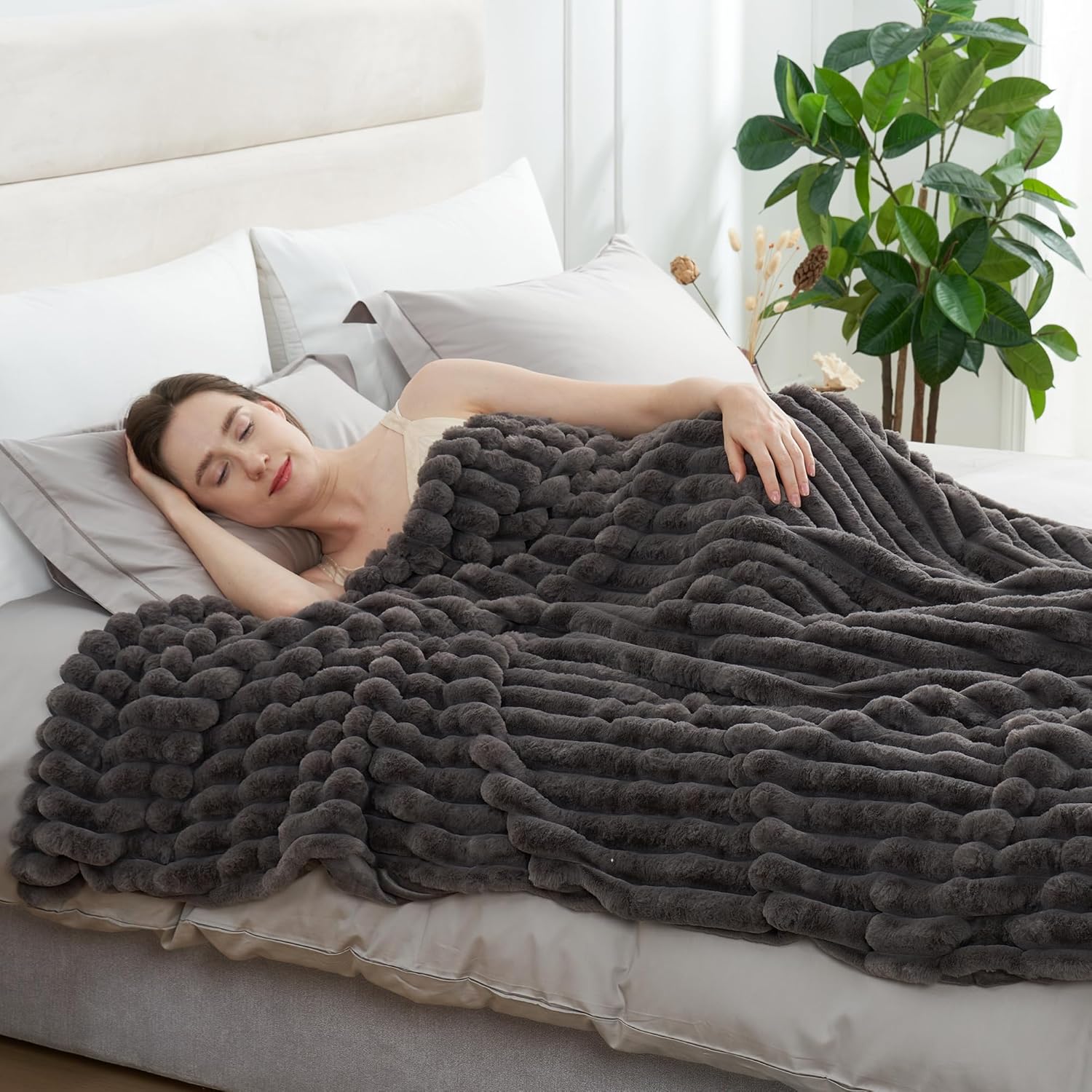 Amélie Home Faux Fur Throw Blanket for Couch, Cozy Fuzzy Fluffy Fur Luxurious Soft Striped Plush