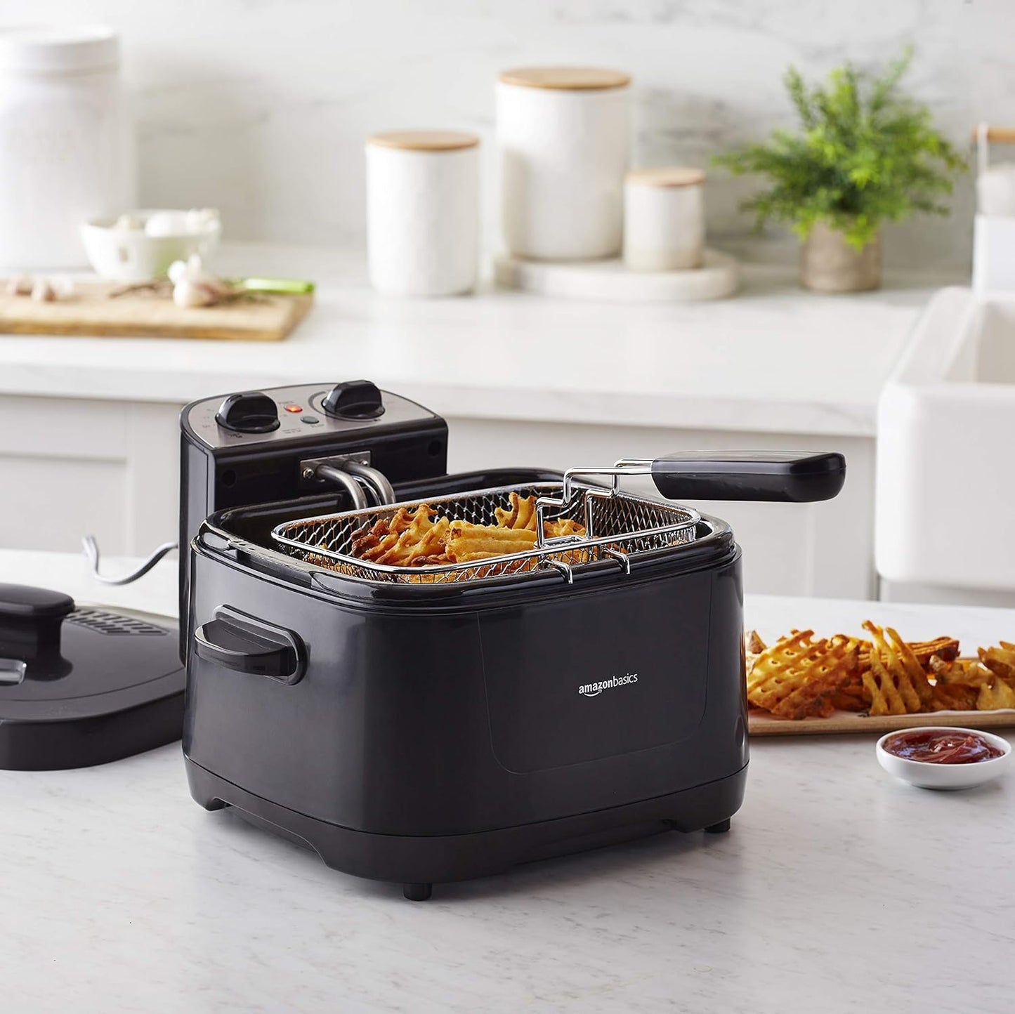 Amazon Basics 2.1-Qt (2.0L) Electric Deep Fryer with 8-Cup Oil Capacity, Timer, Adjustable
