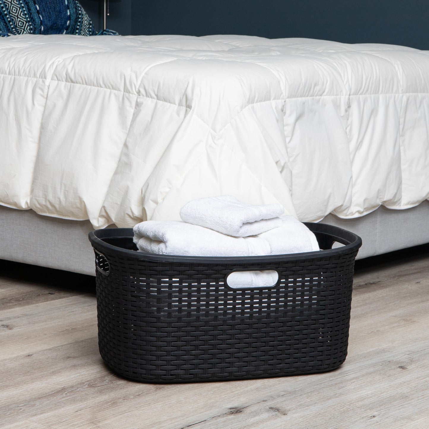 Mind Reader 40L Laundry Basket, Clothes Hamper, Premium Wicker Design, Plastic, Black