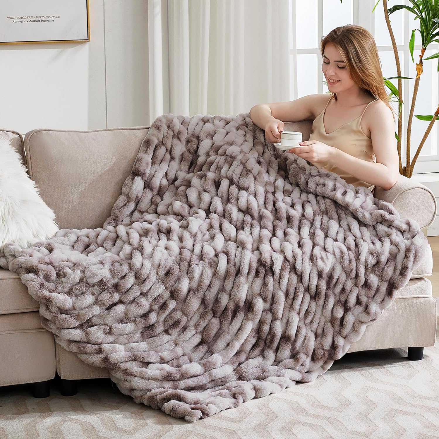 Ultra Soft Luxury Faux Fur Twin Blanket for Counch,Fuzzy Fluffy Plush Warm Cozy Elegant Wrinkled