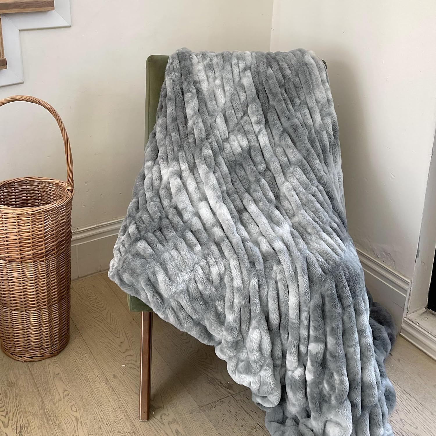 Faux Fur Blanket, Throw Blanket for Couch, Fluffy Blanket with Stretch Ruched Design, Ultra Soft