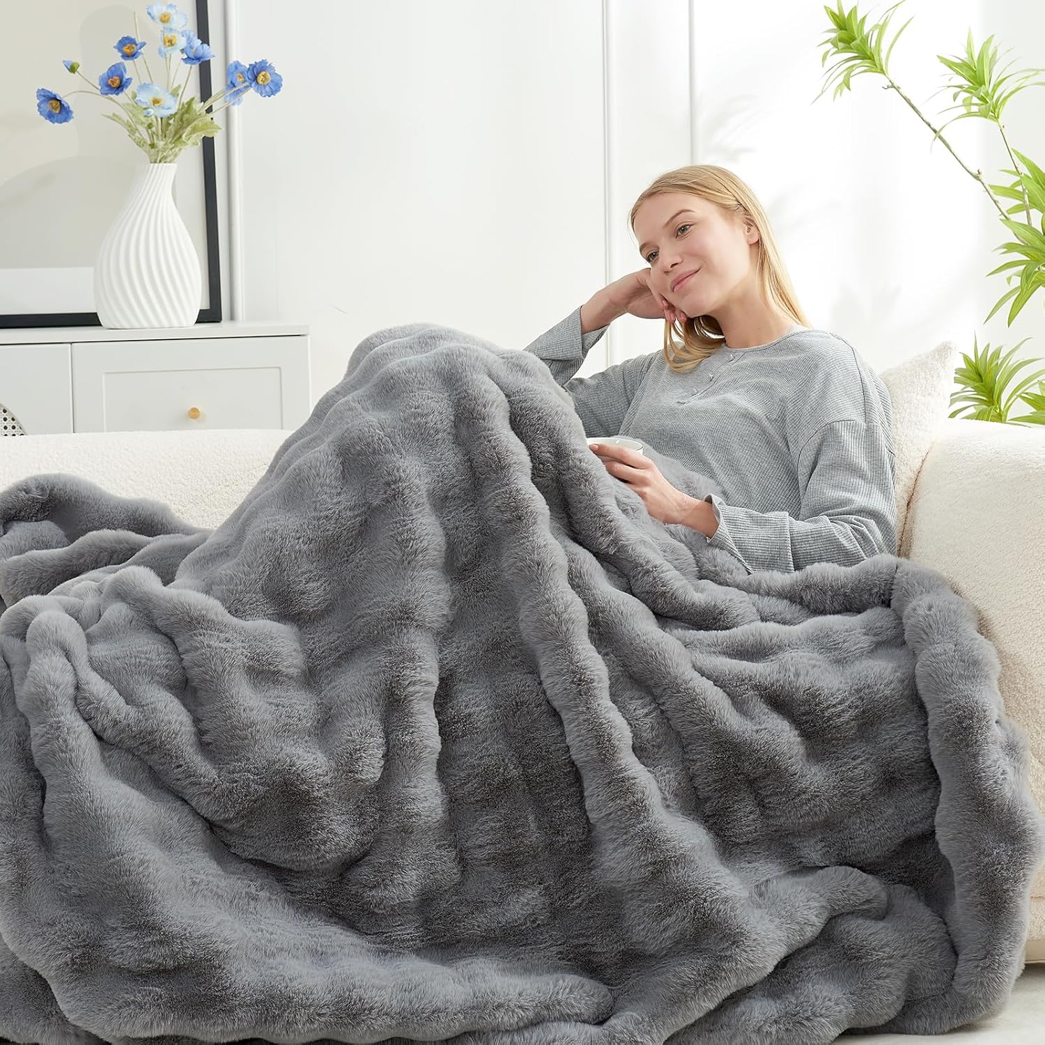 Cozy Bliss Faux Fur Throw Blanket for Couch, Fuzzy Soft Plush Thick Bubble Blanket for Sofa Bedroom