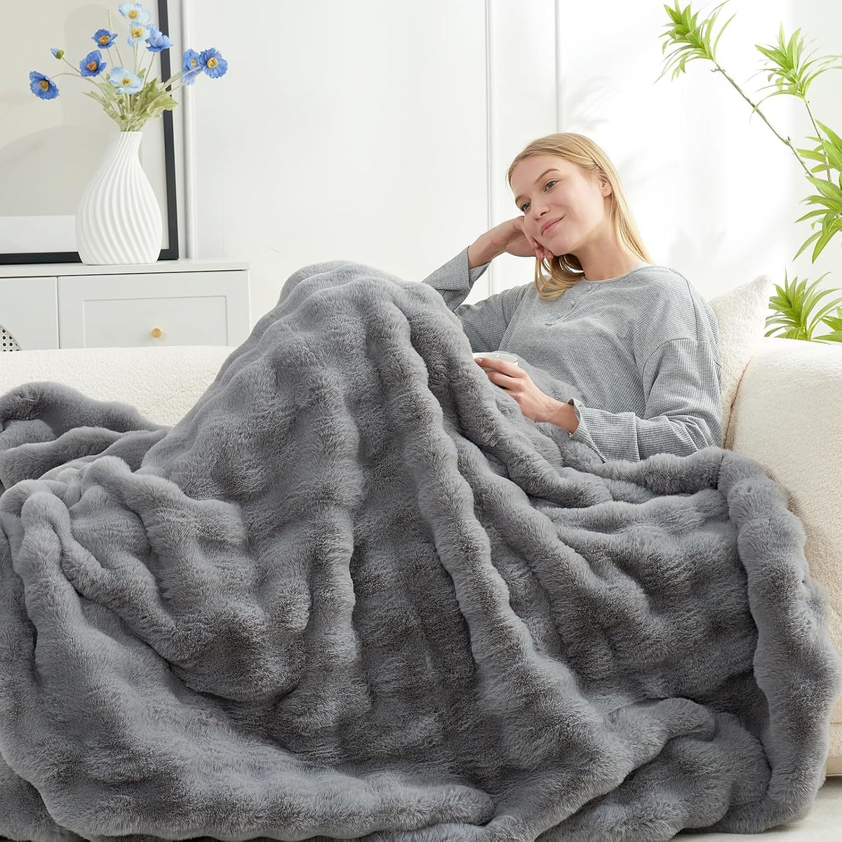Cozy Bliss Faux Fur Throw Blanket for Couch, Fuzzy Soft Plush Thick Bubble Blanket for Sofa Bedroom