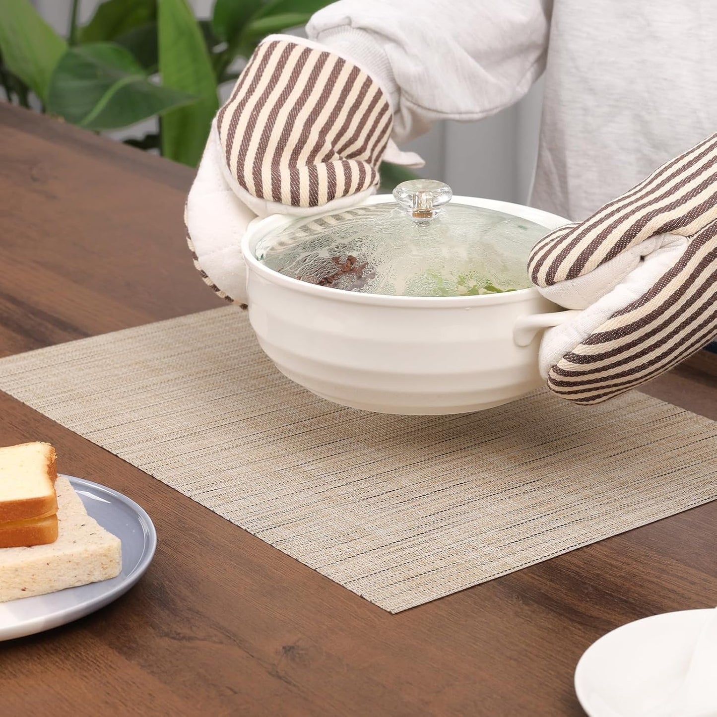 Myir JUN Placemats Set of 4, Vinyl Woven Placemats Place Mats Indoor Set of 4 Washable Table Mats