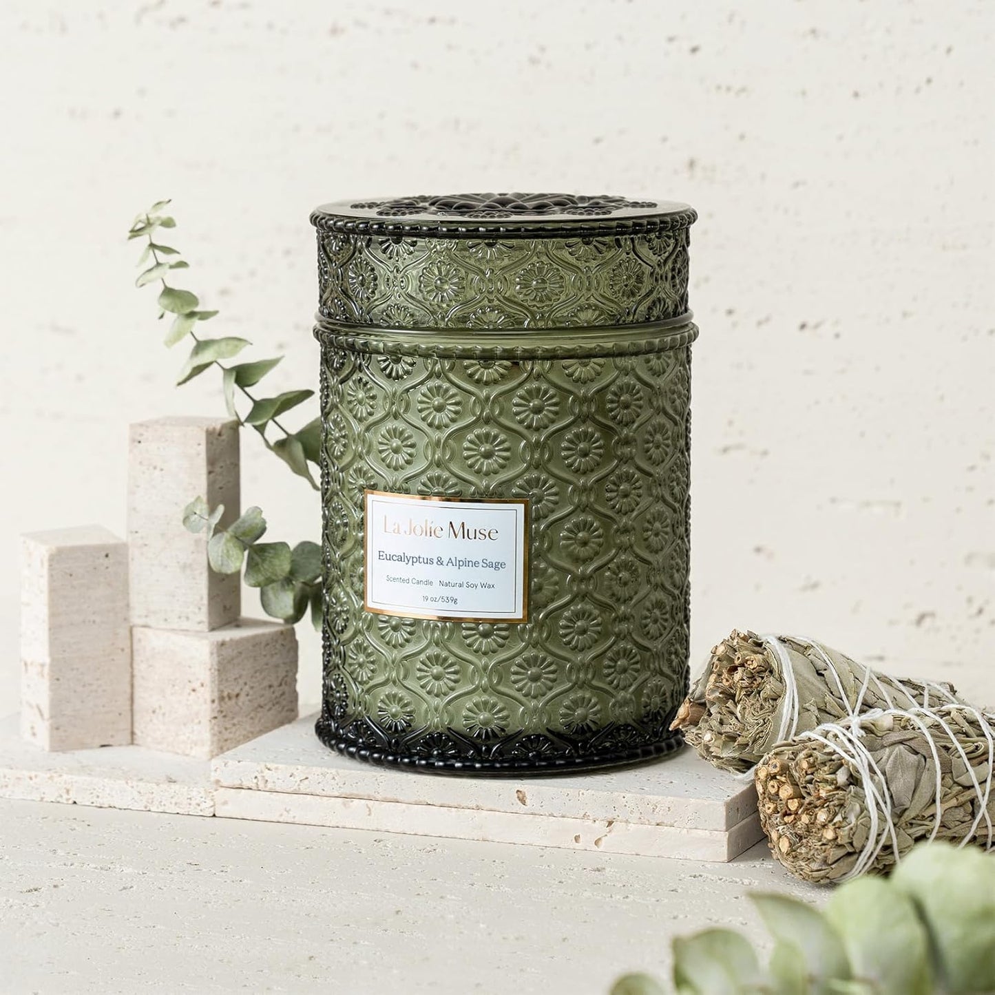 LA JOLIE MUSE Eucalyptus & Alpine Sage Candle – Eucalyptus, Sage & Lavender | 19 oz Wooden Wick |