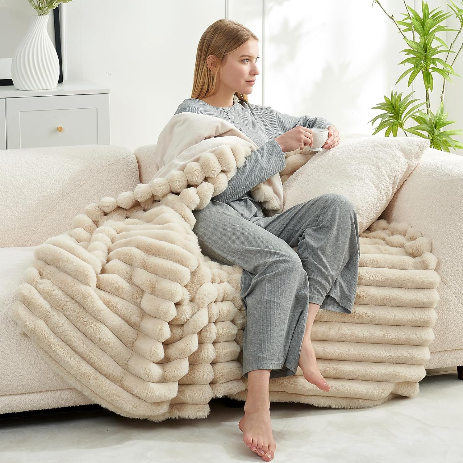 Cozy Bliss Faux Fur Throw Blanket for Couch, Cozy Warm Plush Striped Blanket for Sofa Bedroom