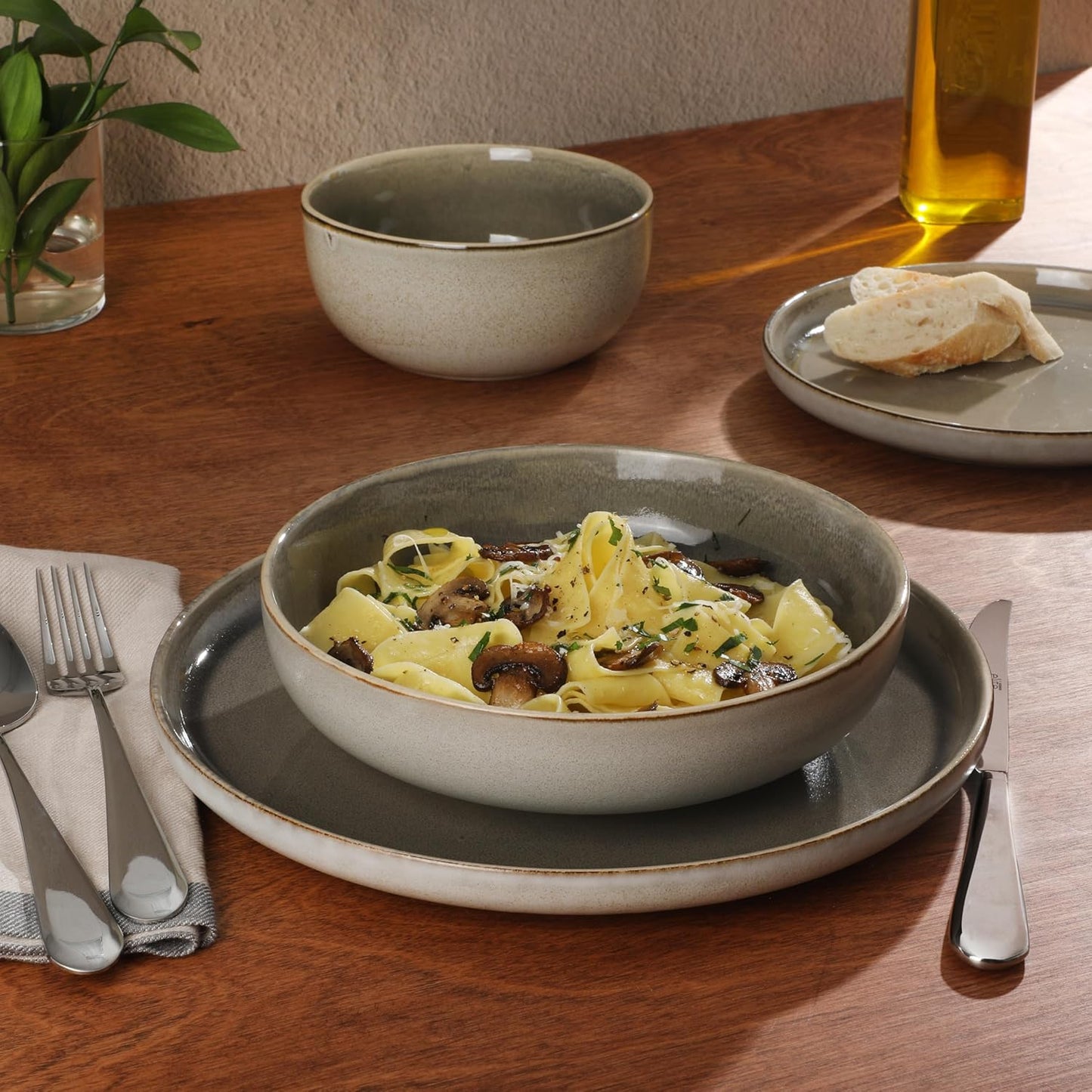 Gibson Elite Sunveil 16 Piece (Service for 4) Plates and Bowls Reactive Glaze Round Dishes
