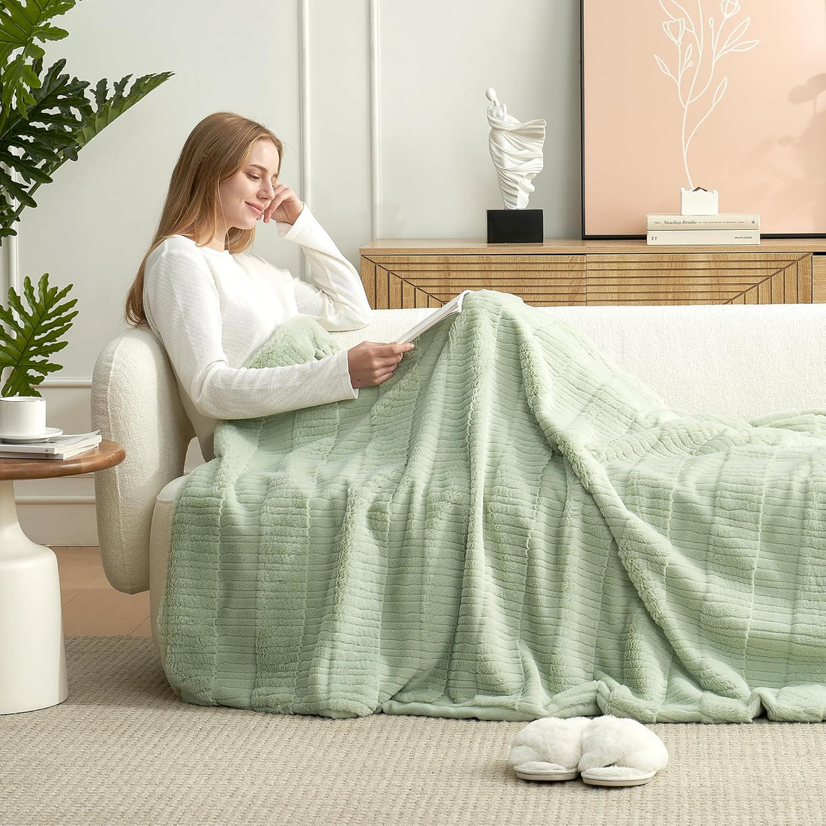 Amélie Home Luxury Striped Faux Fur Throw Blanket for Couch, Embossed Split Fur Cozy Fuzzy Fluffy