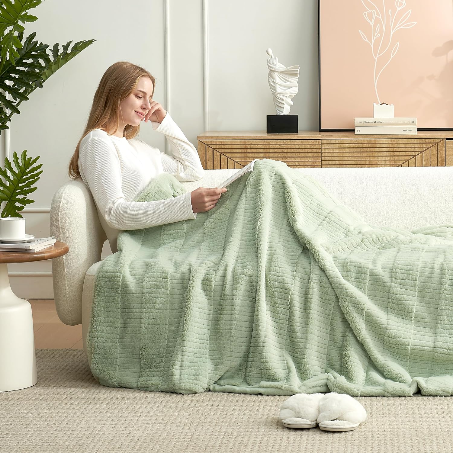 Amélie Home Luxury Striped Faux Fur Throw Blanket for Couch, Embossed Split Fur Cozy Fuzzy Fluffy