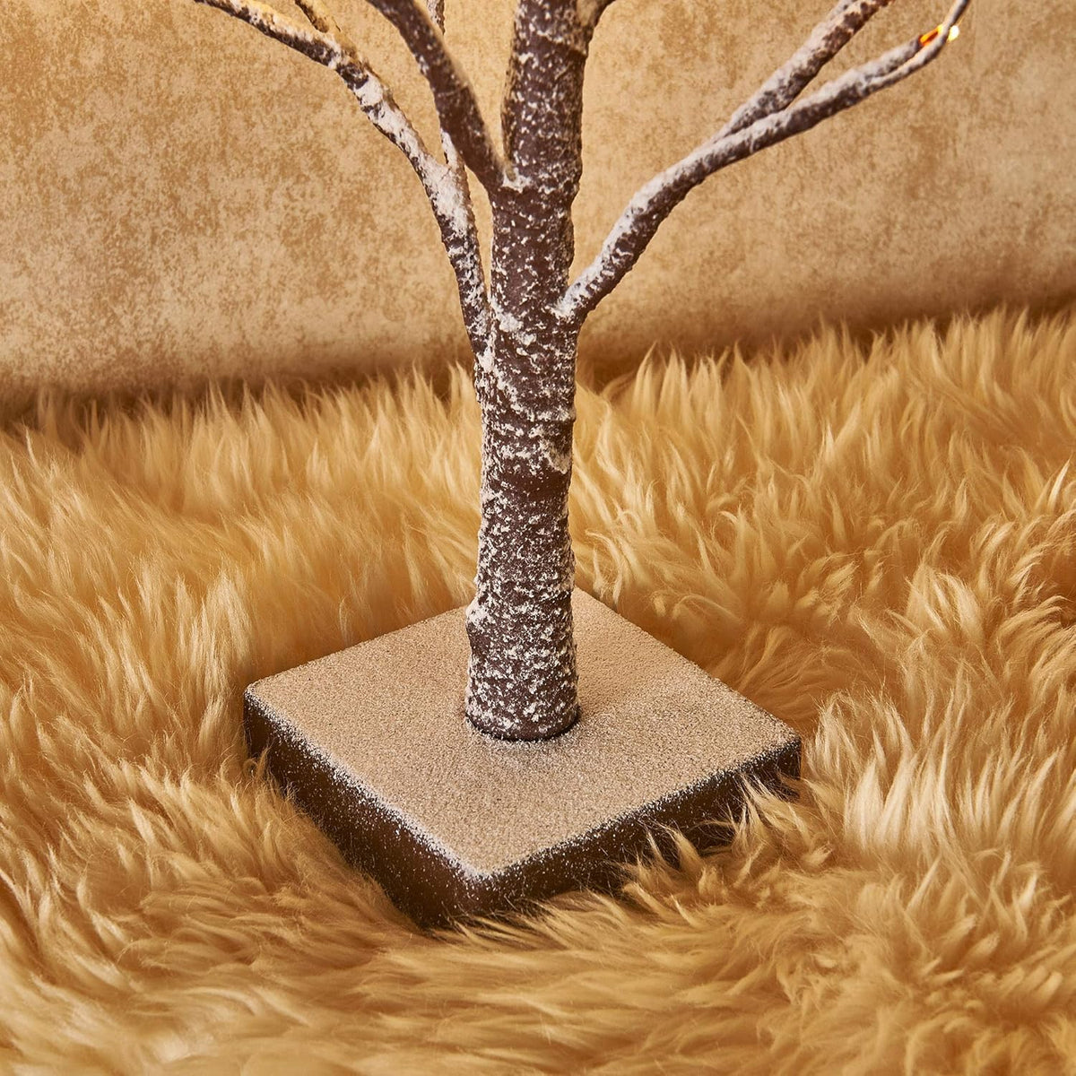 Hairui Lighted Tabletop Artificial Small Tree Snow Dusted 24 LED 18IN Battery Operated with Timer