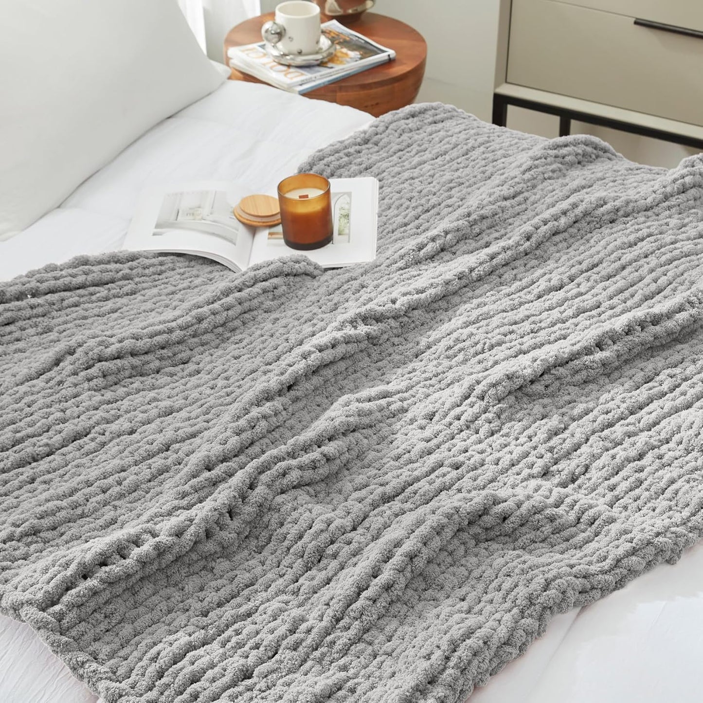 Amélie Home Chunky Knit Throw Blanket for Couch, Soft Chenille Crochet Blanket for Children