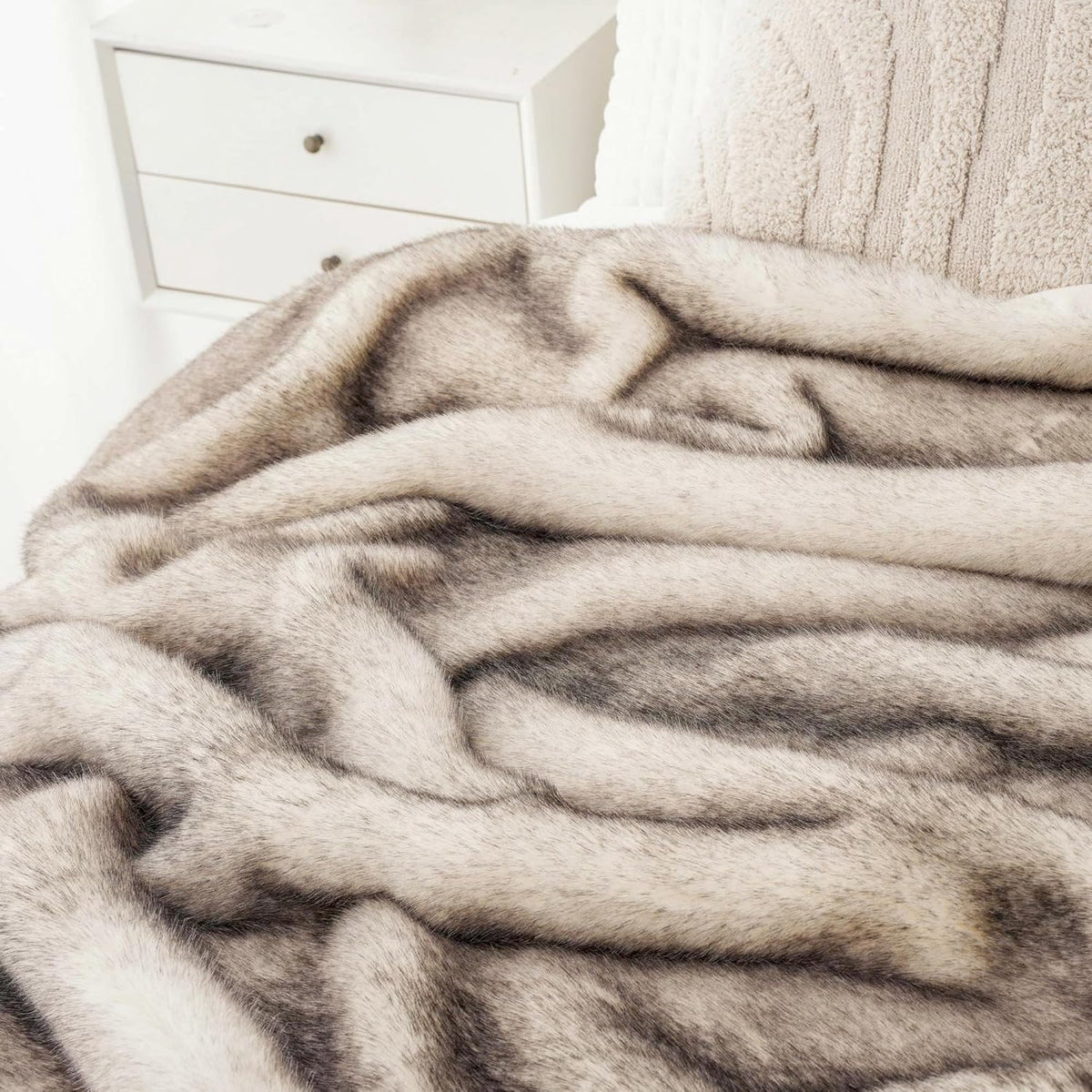 BATTILO HOME Luxury Fluffy Faux Fur Throw Blanket, Cozy Soft Warm Fur Blanket for Couch, Sofa