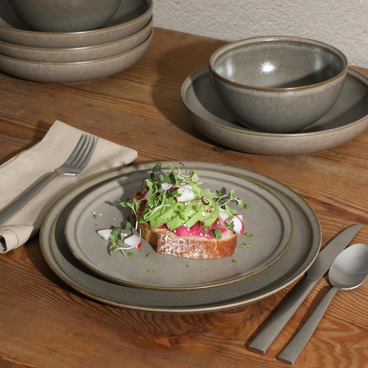 Gibson Elite Beckett Stoneware Matte Reactive Glaze 16 Piece (Service for 4) Plates and Bowls