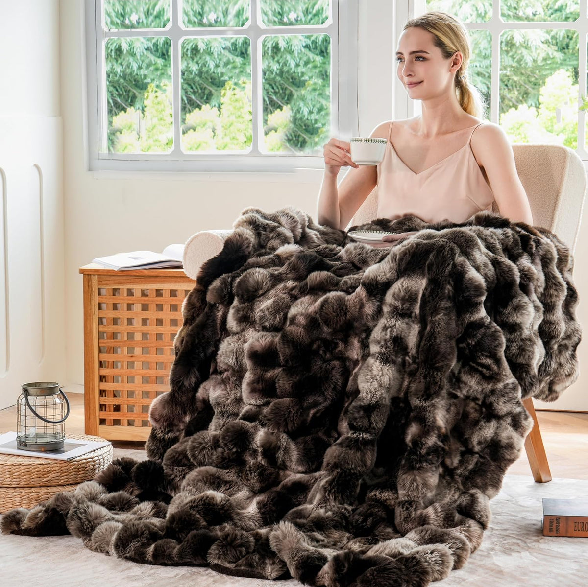 BENVWE Fluffy Faux Fur Throw Blanket for Couch, Soft Plush Thick Cozy Fuzzy Luxury Minky Bubble