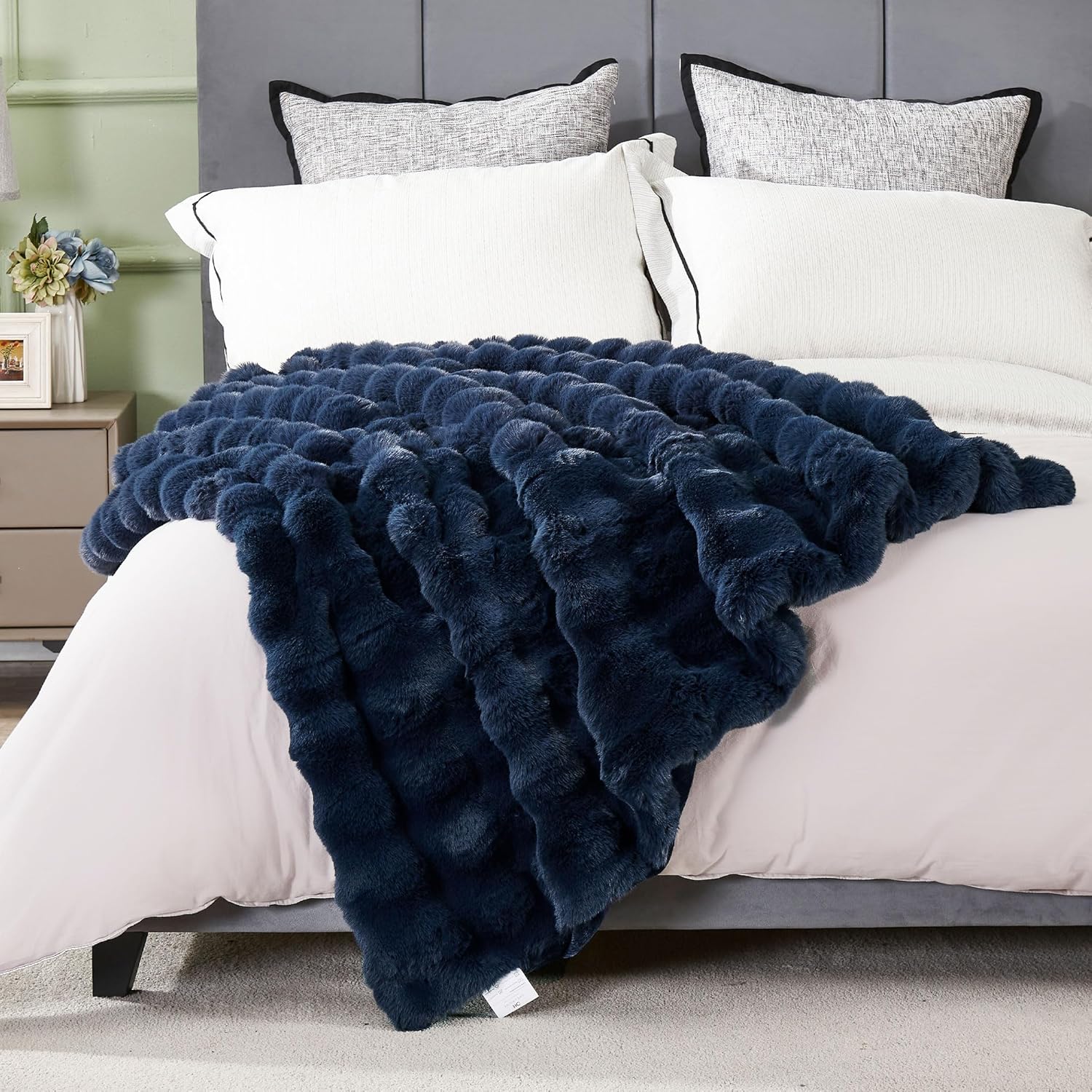 DREAMNINE Super Soft Thick Bubble Faux Rabbit Fur Throw Blanket for Couch 50" x 60", Reversible