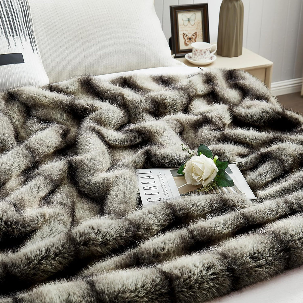 DREAMNINE Premium Luxury Fuzzy Animal Skin Faux Fur Throw Blanket 50" x 60", High-end Reversible