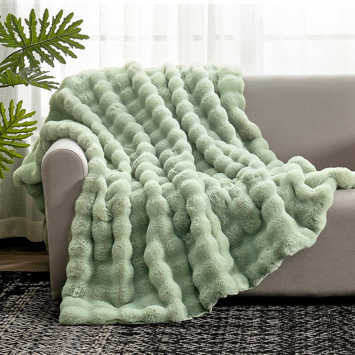 Cozy Bliss Faux Fur Throw Blanket for Couch, Fuzzy Soft Plush Thick Bubble Blanket for Sofa Bedroom
