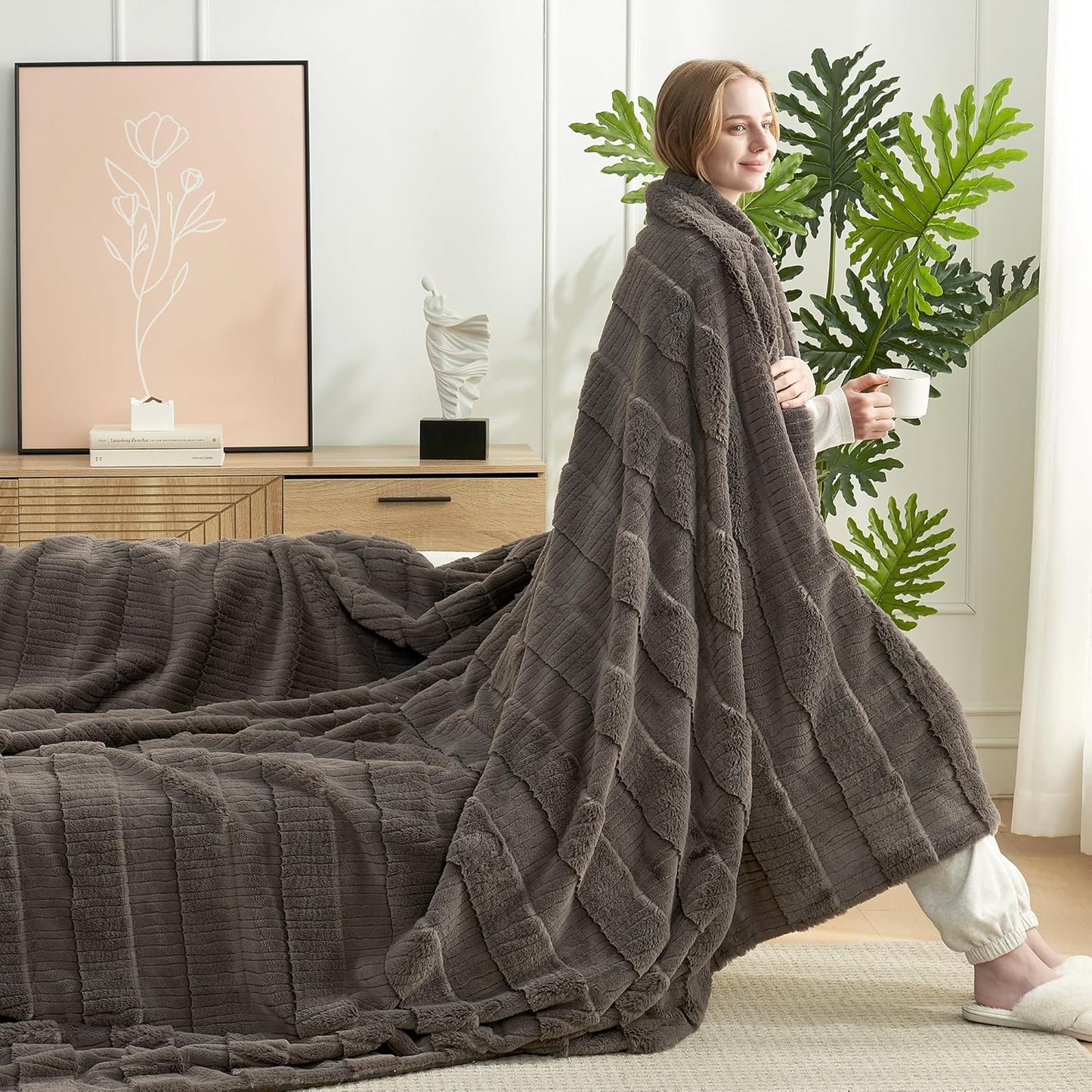 Amélie Home Luxury Striped Faux Fur Throw Blanket for Couch, Embossed Split Fur Cozy Fuzzy Fluffy