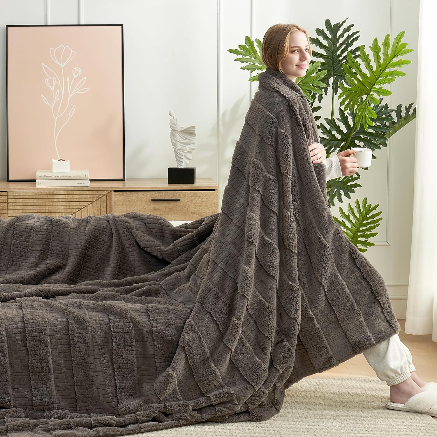 Amélie Home Luxury Striped Faux Fur Throw Blanket for Couch, Embossed Split Fur Cozy Fuzzy Fluffy