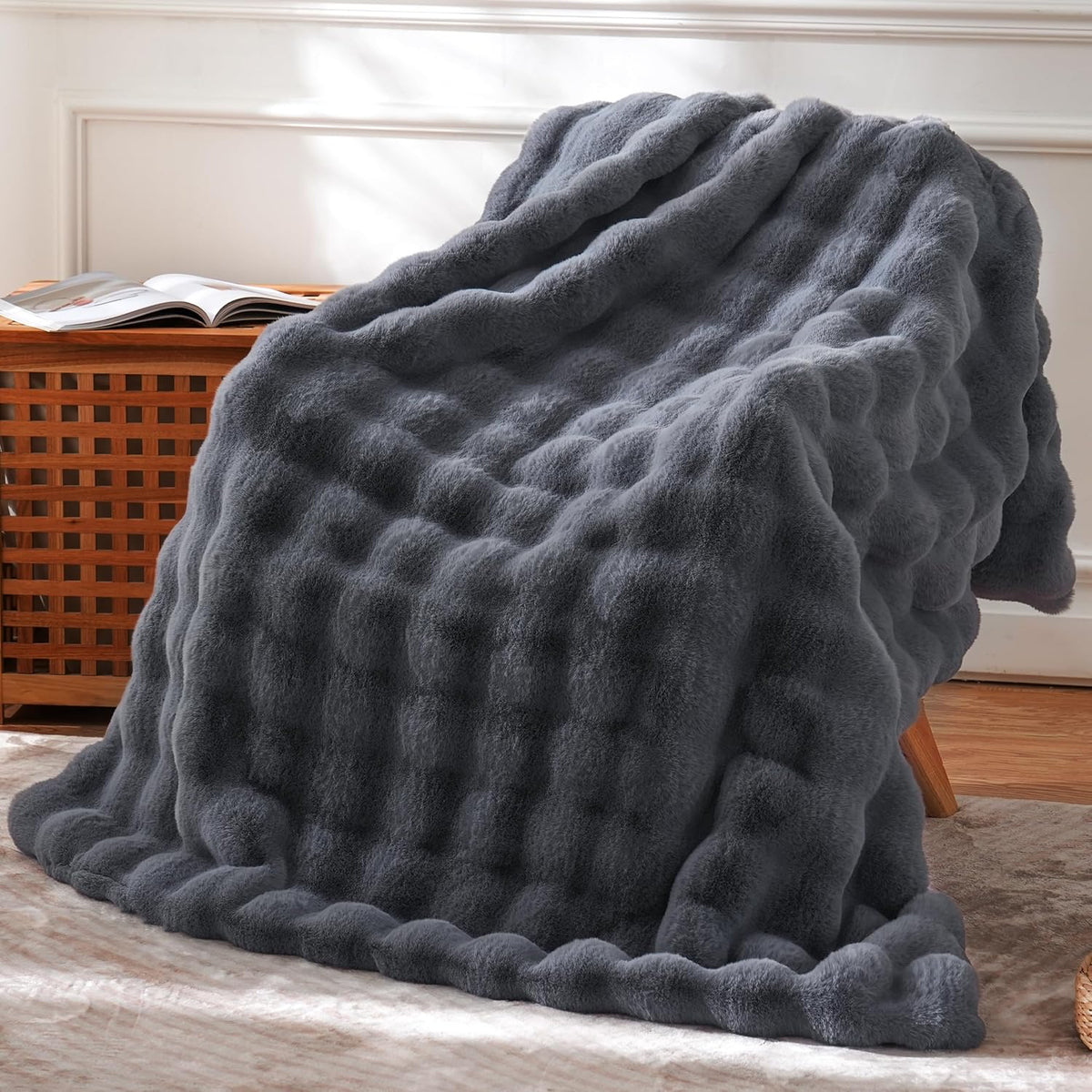 BENVWE Faux Fur Throw Blanket for Couch – Cozy Fuzzy Soft Plush Fluffy Thick Luxury Minky Bubble
