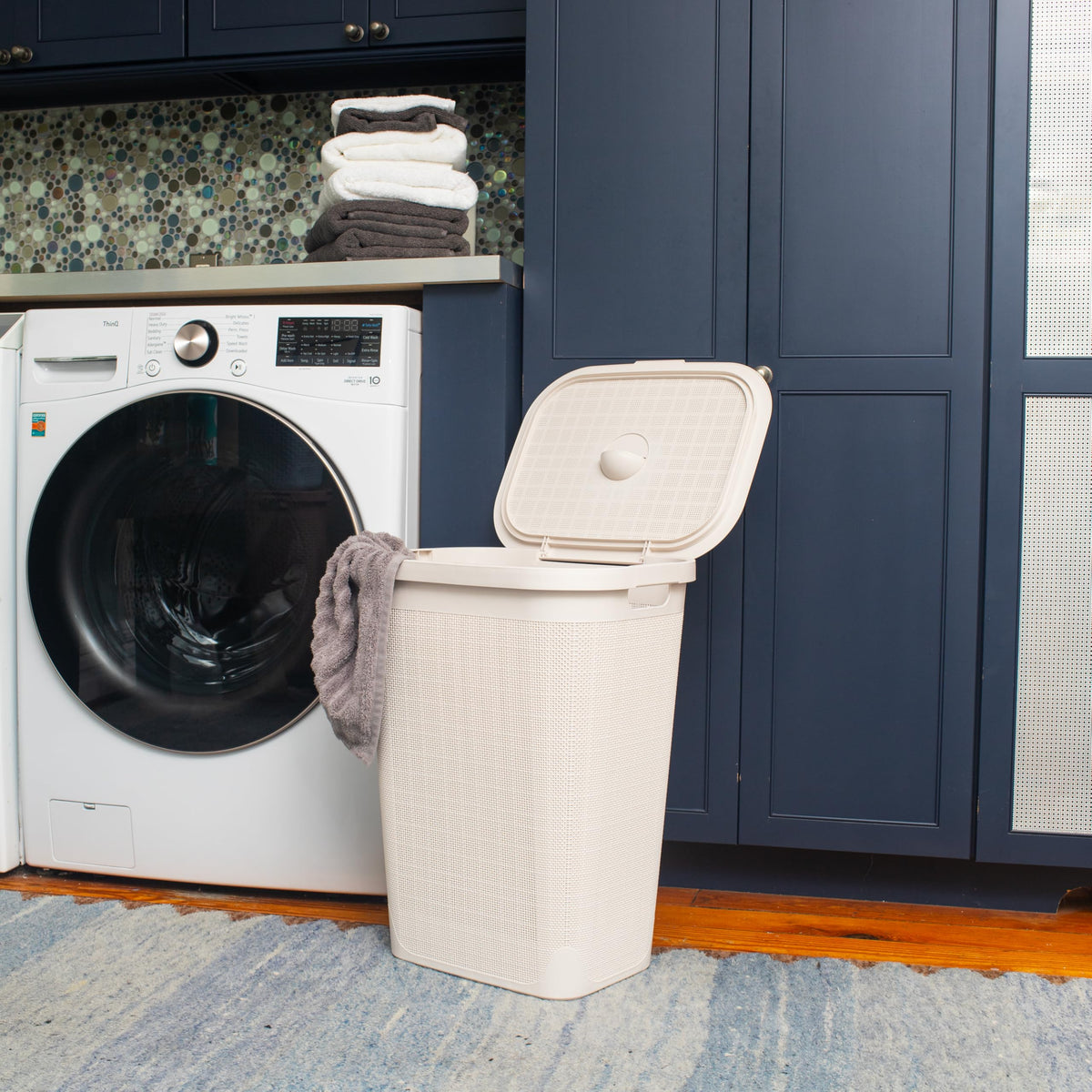 Mind Reader Slim Laundry Hamper with Lid, 50L Clothes Basket, Premium Wicker Design, Plastic, Ivory
