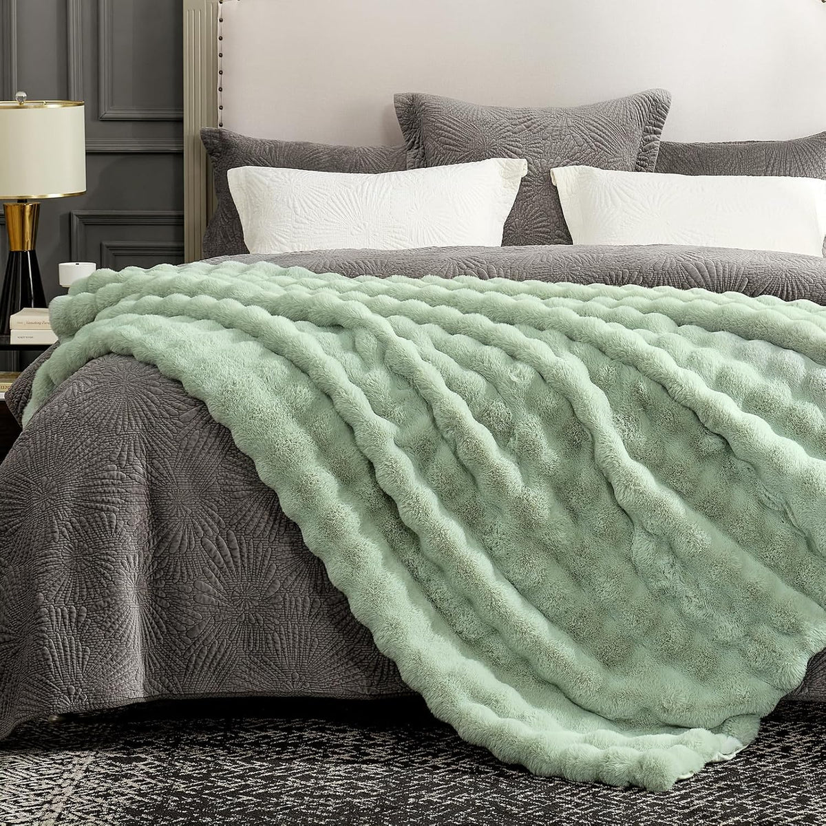 Cozy Bliss Faux Fur Throw Blanket for Couch, Fuzzy Soft Plush Thick Bubble Blanket for Sofa Bedroom