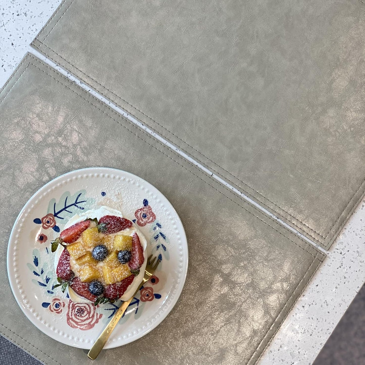 Waterproof PU Placemats, Faux Leather Dining Table Mat, Set of 4, Easy to Wipe Off Scrub Vinyl Mat