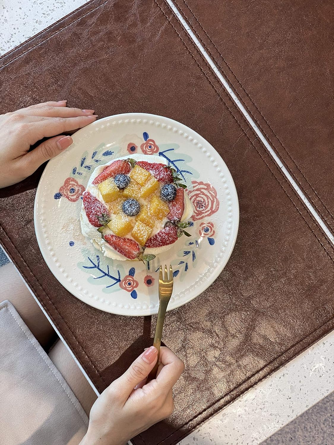 Waterproof PU Placemats, Faux Leather Dining Table Mat, Set of 6, Easy to Wipe Off Scrub Vinyl Mat
